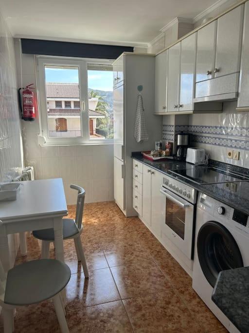 Playa De Berria -Apartamento Con Piscina Y Vistas Al Mar Santoña エクステリア 写真