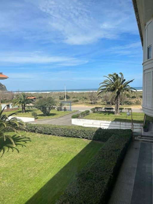 Playa De Berria -Apartamento Con Piscina Y Vistas Al Mar Santoña エクステリア 写真